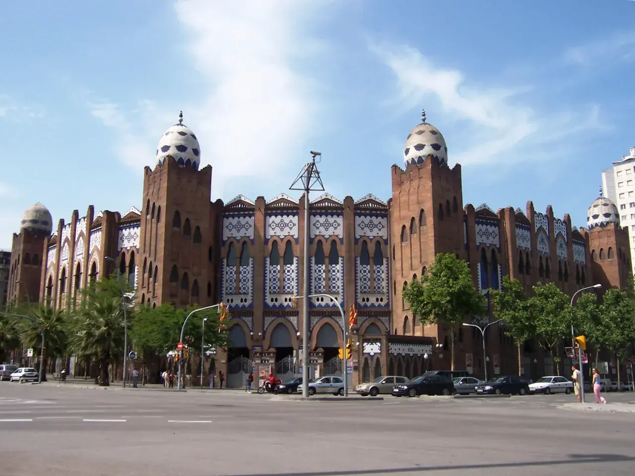 Las plazas de toros en Barcelona, como la Monumental, lucen su arquitectura de ladrillo y cúpulas decoradas.