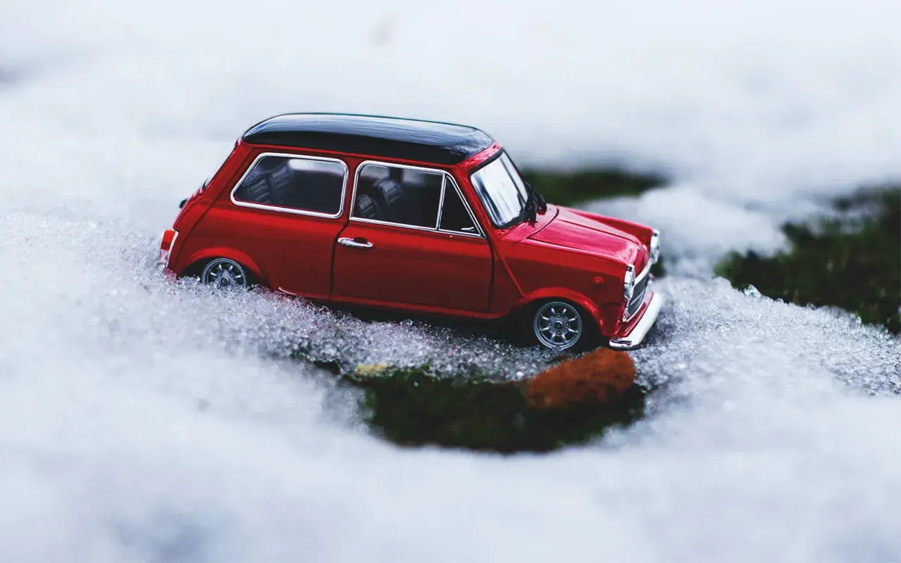 Mini Cooper 1.6 120 cv atascado en la nieve. Parece que este pequeño coche tiene problemas para avanzar en el invierno.