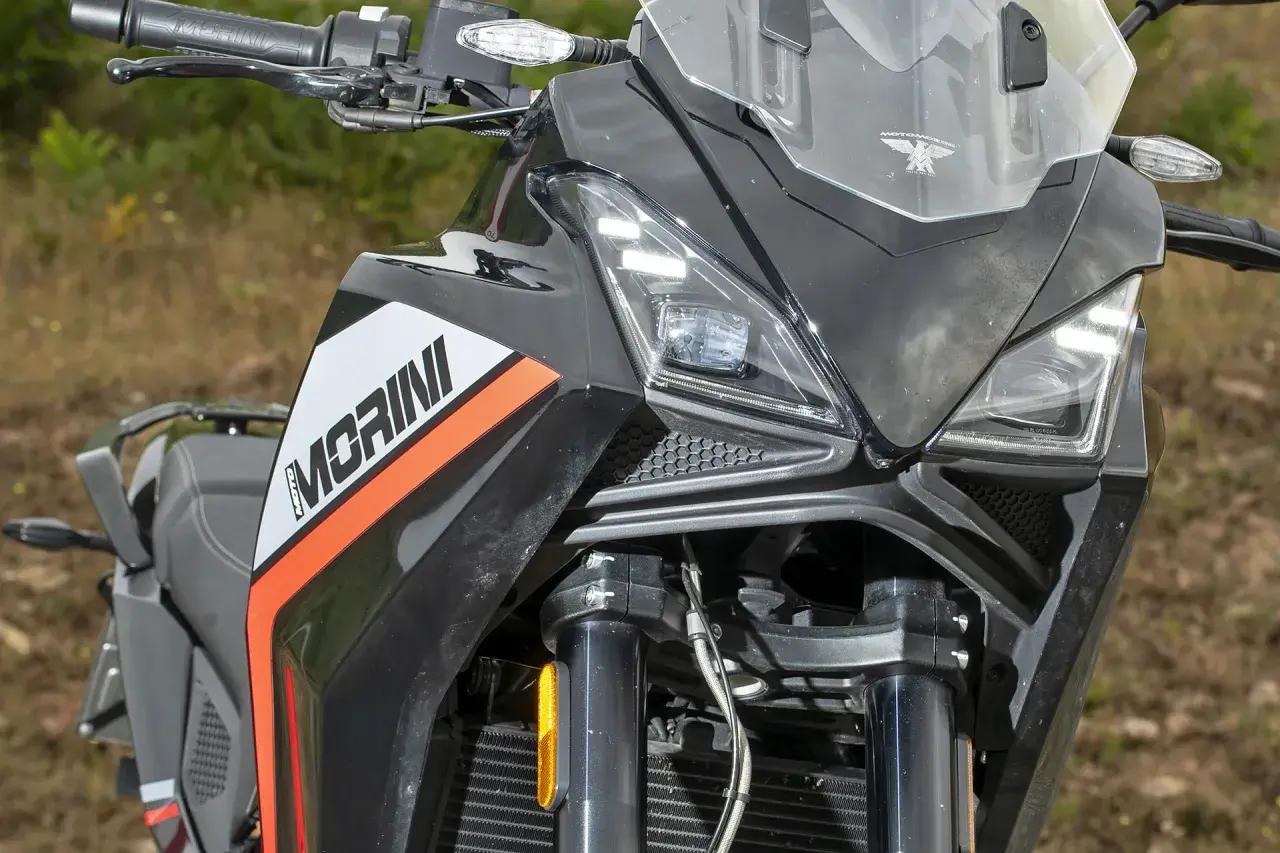Detalle frontal de la moto Moto Morini X-Cape 650, con su distintivo logo y líneas deportivas. Se aprecian sus faros LED y la horquilla, sin mostrar problemas evidentes.