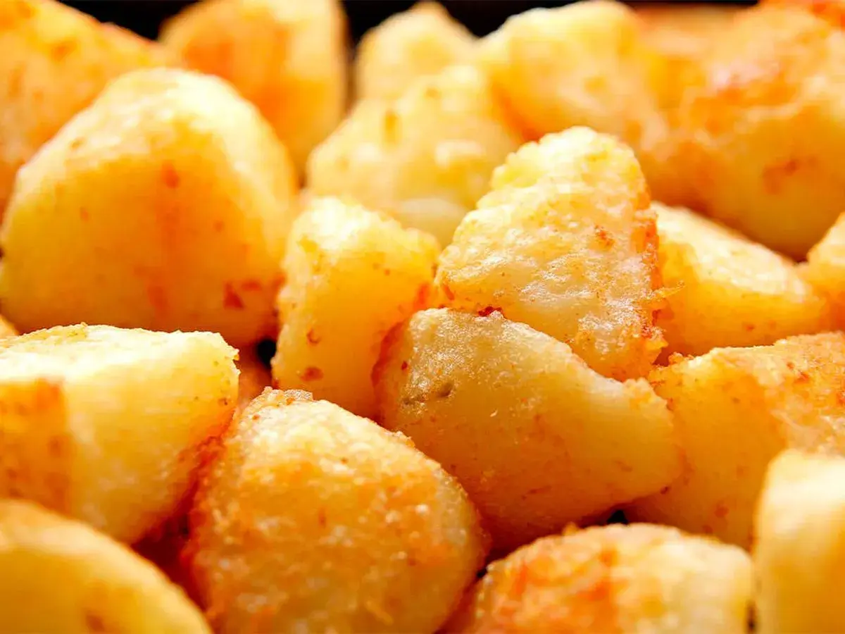 Patatas fritas doradas y crujientes, listas para disfrutar.