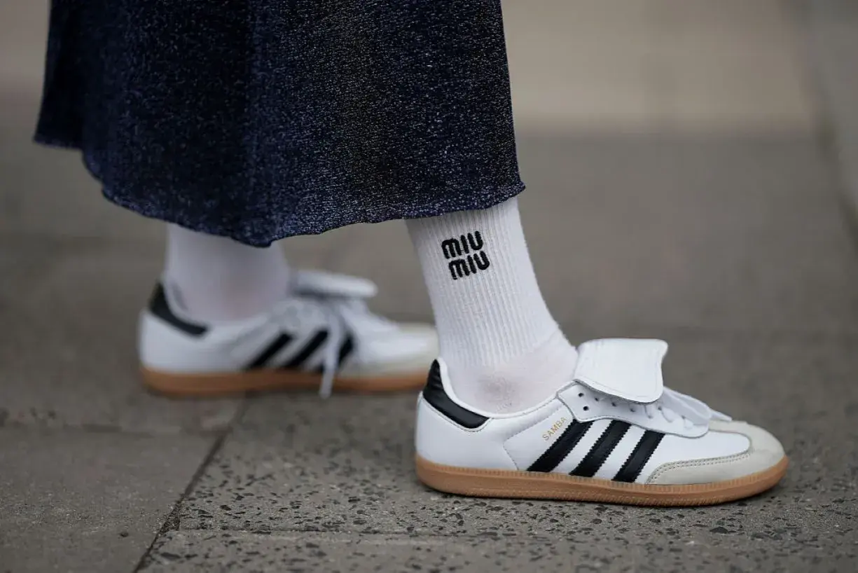 Modne sneakersy 2026 - Jak wybrać i nosić?
