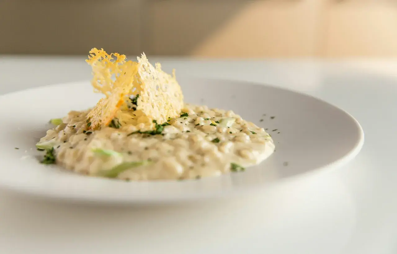 Un crémeux risotto garni d'une tuile de fromage croustillante. Un délice pour un repas fromage fondu.
