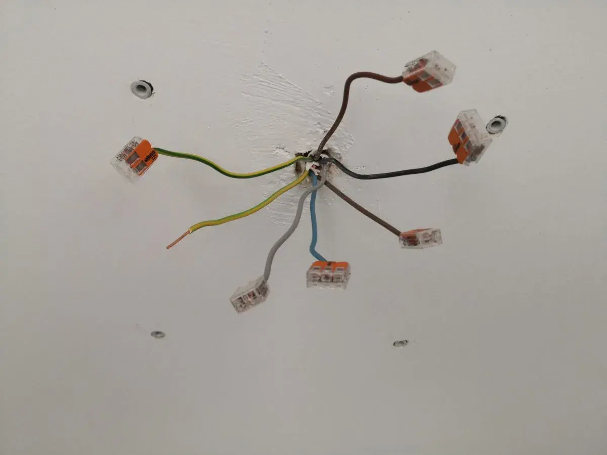 Podłączenie lampy LED 3 kable 12V. Przewody połączone w kostkach, gotowe do montażu.