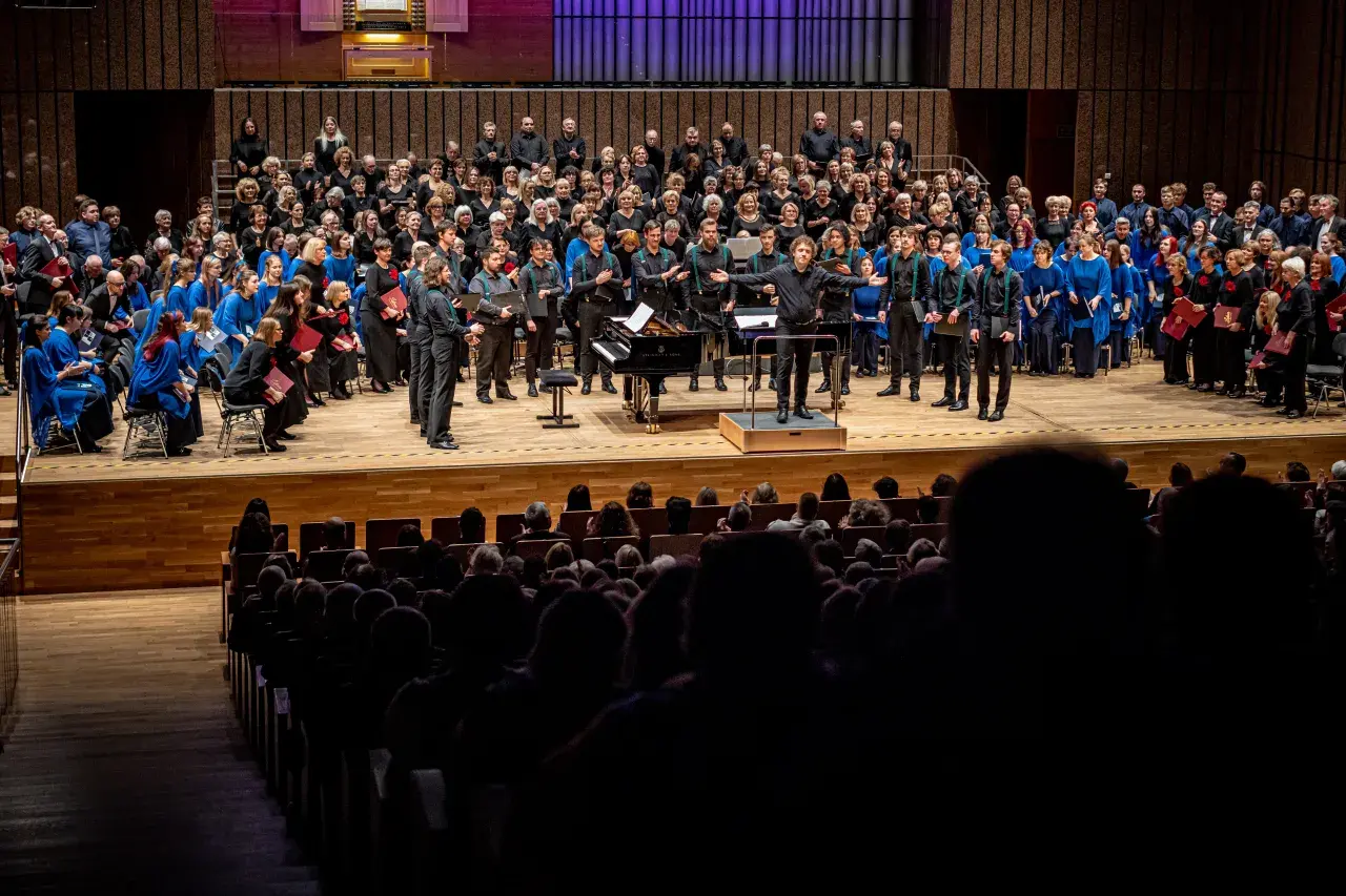 Ile trwa koncert w filharmonii? Planuj wieczór bez stresu!