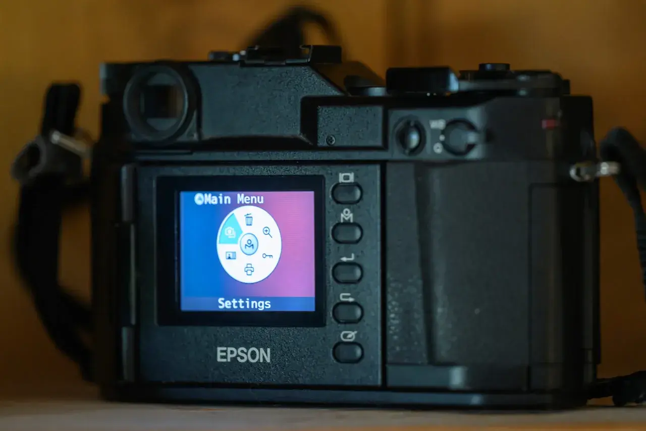 Tył aparatu Epson RD1 z menu ustawień na ekranie.