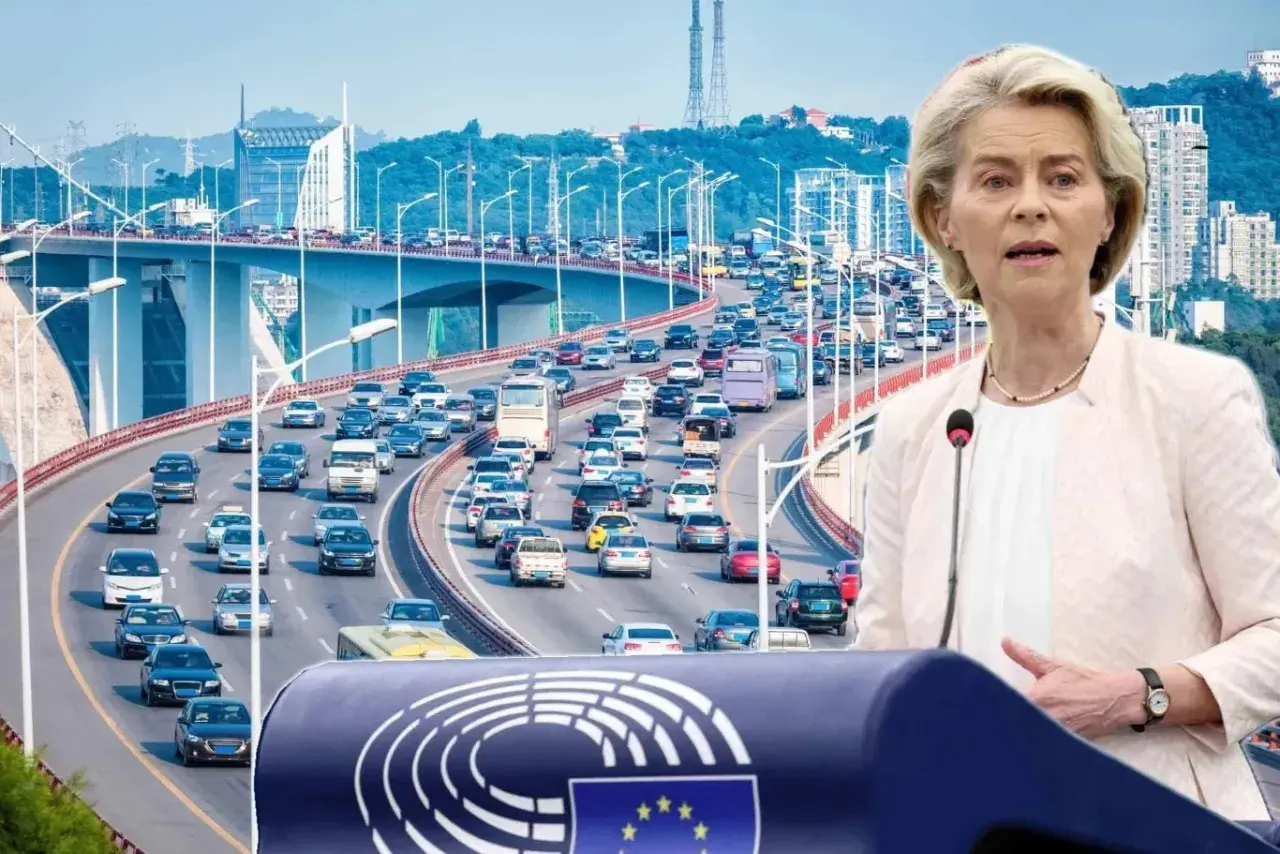 Ursula von der Leyen przemawia na tle zakazu samochodów spalinowych, który widać na zatłoczonej autostradzie.