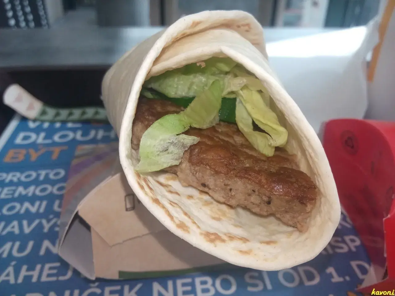 Mcwrap z soczystym mięsem, chrupiącą sałatą i orzeźwiającym tzatziki, zawinięty w miękką tortillę.
