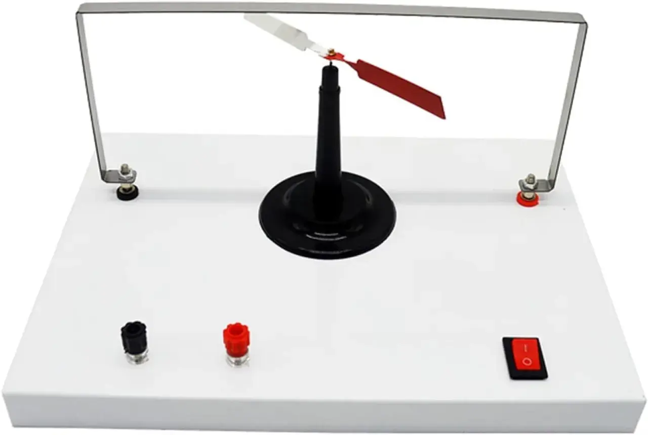 Ein Experimentaufbau für den Oersted-Versuch mit einem drehbaren Zeiger, der auf elektrische Ströme reagiert.