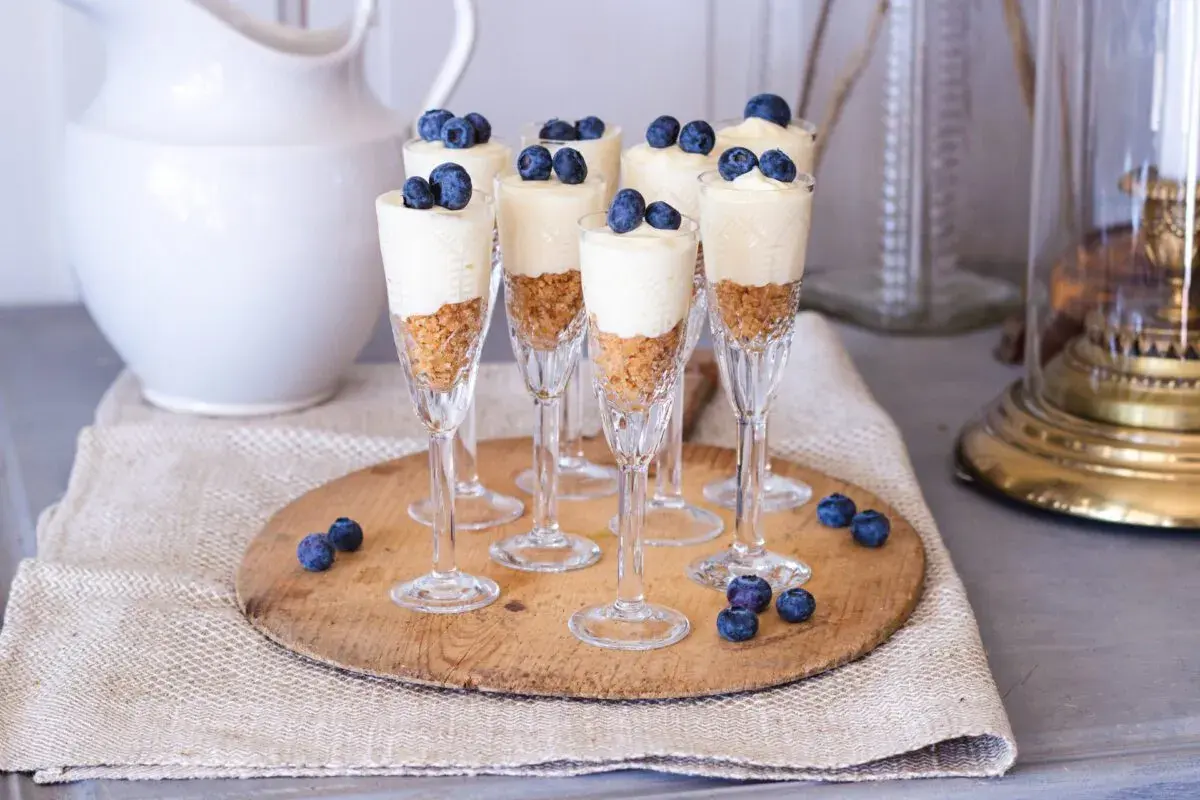 Sju eleganta dessert i glas med krämig fyllning och smulig botten, toppade med blåbär. En festlig och läcker dessert.