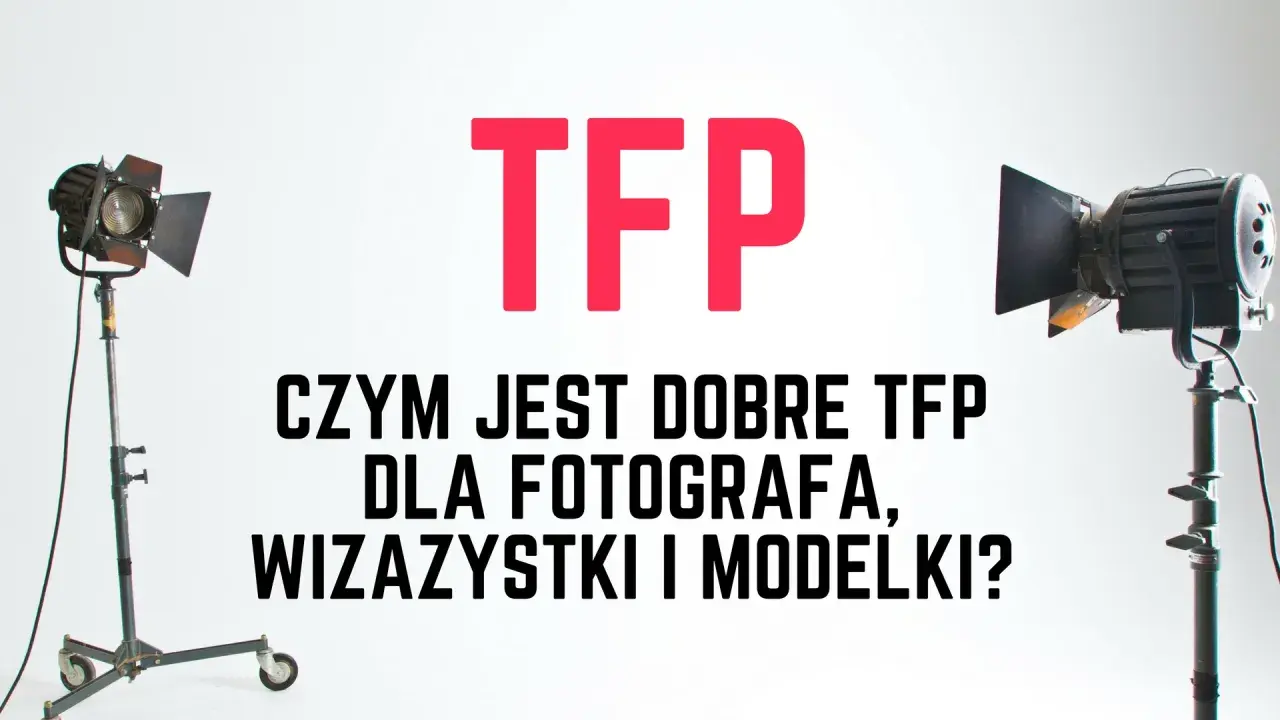 Dwa reflektory studyjne i napis "TFP". Co to tfp? Dobre dla fotografa, wizażystki i modelki.