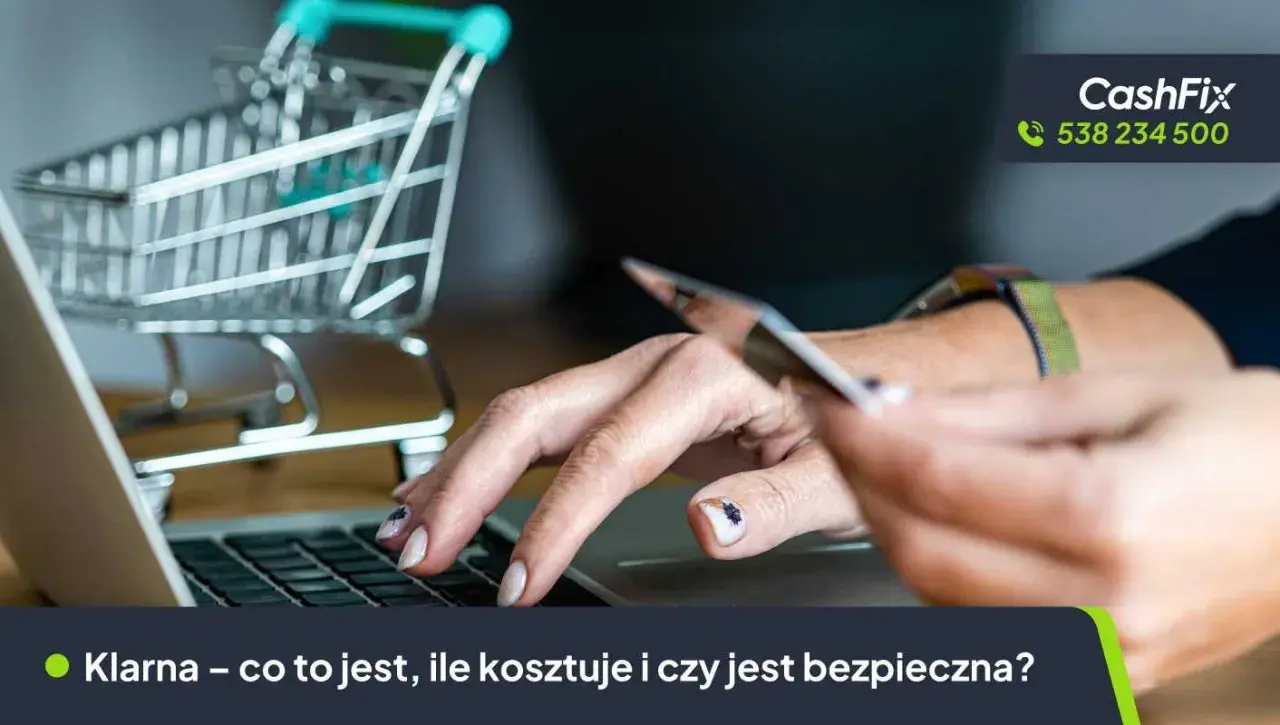 Kobieta płaci kartą online, obok wózek sklepowy. Czy Klarna jest bezpieczna? Dowiedz się więcej o tej metodzie płatności.