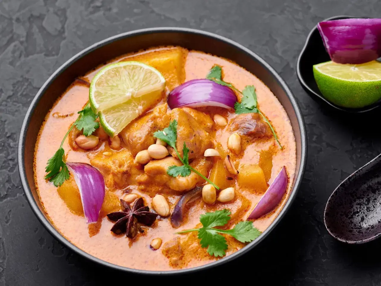 Aksamitne curry z kurczakiem, ziemniakami i orzeszkami ziemnymi. Jego bogactwo smaków i aromatów to zasługa przypraw, które mają wiele prozdrowotnych właściwości.