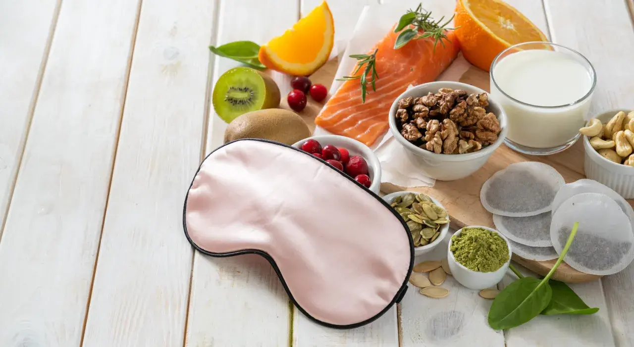 Gesunder Schlaf: Schlafmaske, Lachs, Nüsse, Beeren, Kiwi, Orange, Milch und Tee für erholsame Nächte.