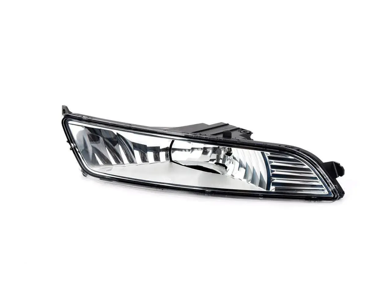Reflektor przeciwmgielny do Ford Mondeo MK5, z przezroczystym kloszem i czarną obudową.