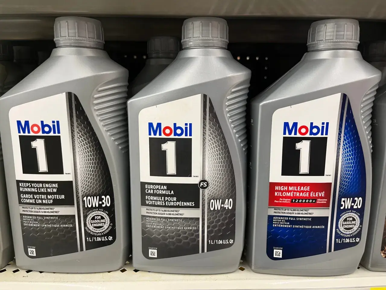 Tres botellas de aceite Mobil 1. Una para entender la diferencia entre aceite mineral y sintético, otra para coches europeos y una para alto kilometraje.