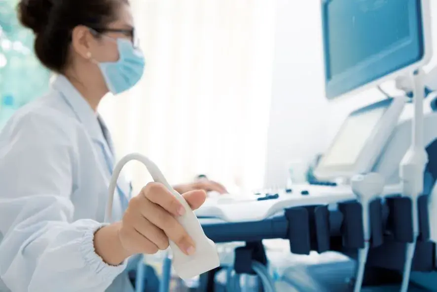 Jak wygląda badanie urologiczne mężczyzn? Obejrzyj film i dowiedz się więcej