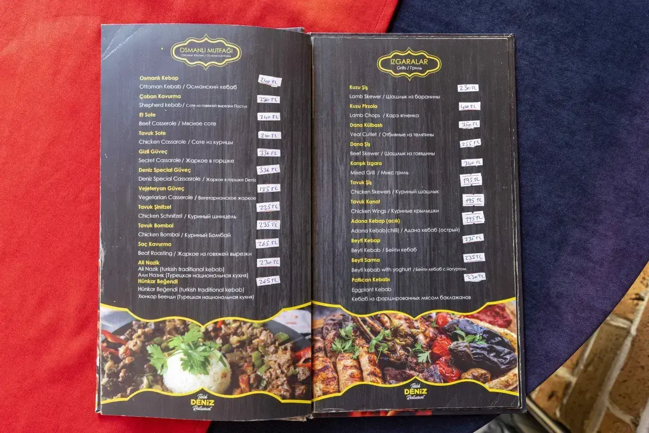 Menu z daniami kuchni tureckiej, w tym różnorodne rodzaje kebabów, jak np. Beyti Kebap.