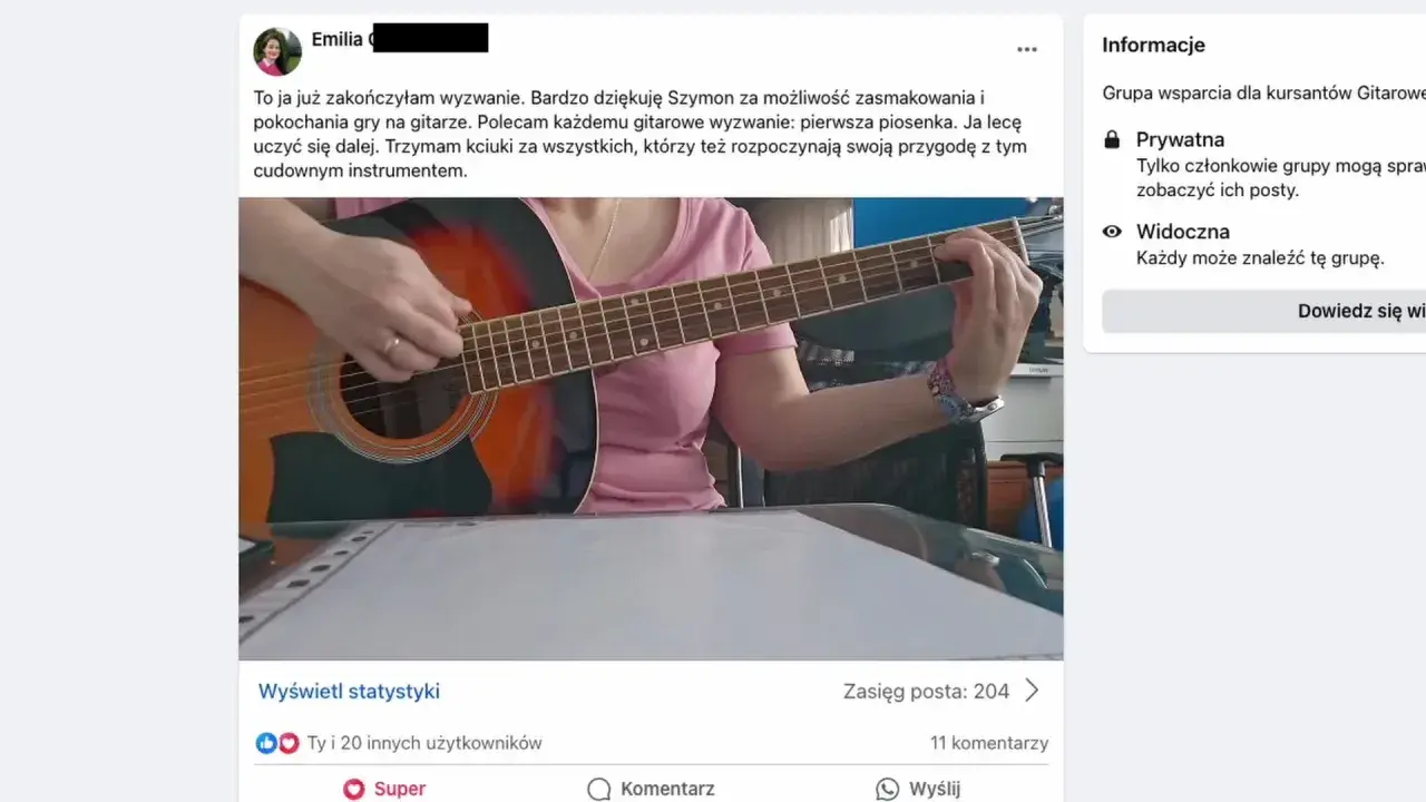 Kobieta gra na gitarze, ucząc się grać. To świetny sposób na rozpoczęcie przygody z tym instrumentem, jak grać na gitarze.