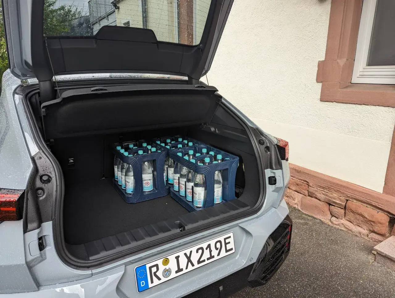 Zwei Getränkekisten passen bequem in den Kofferraum des BMW iX2. Das Kofferraumvolumen ist gut nutzbar.