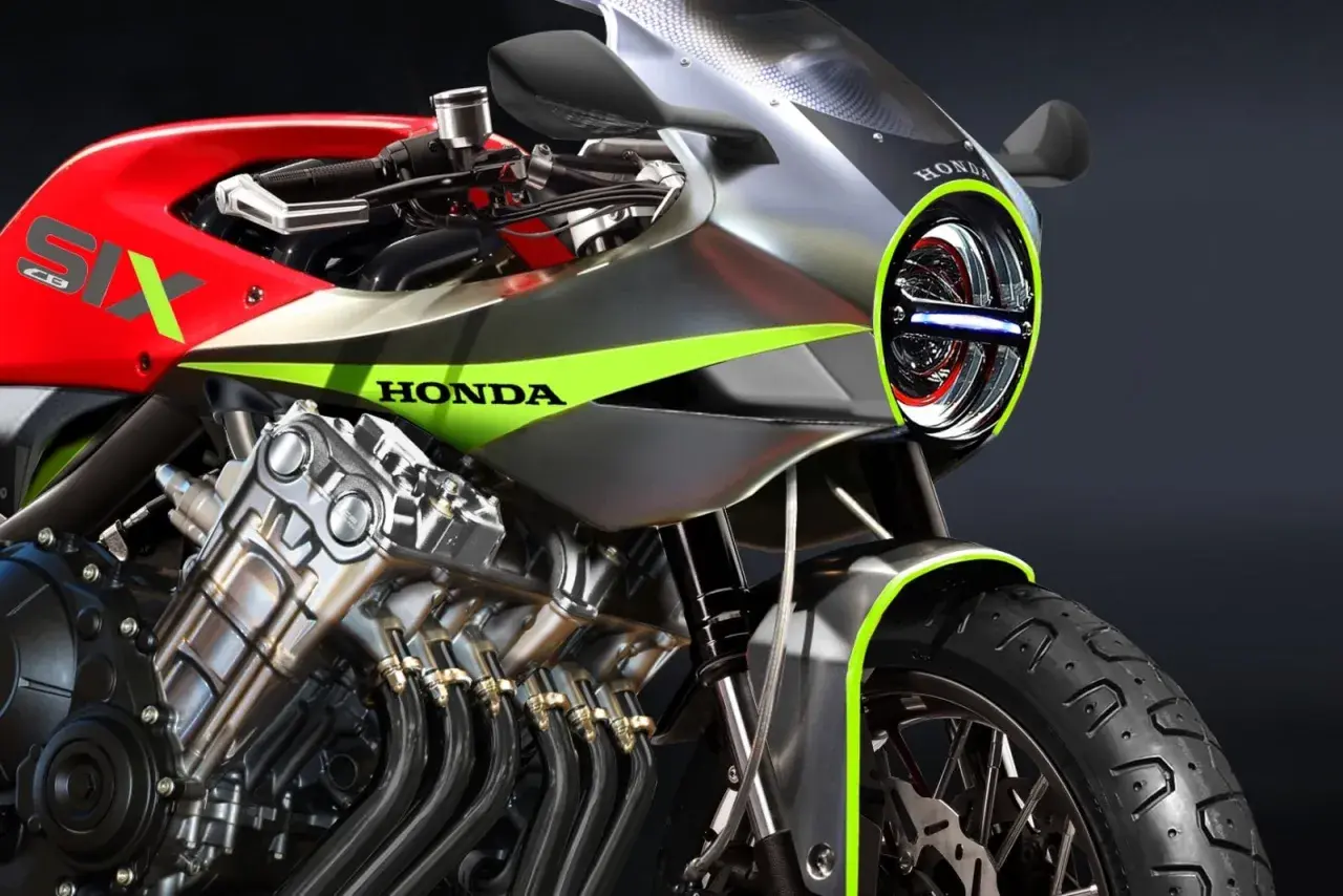 Motocykl Honda z silnikiem 6-cylindrowym, czerwony bak z napisem SIX, srebrne owiewki z zielonymi akcentami.
