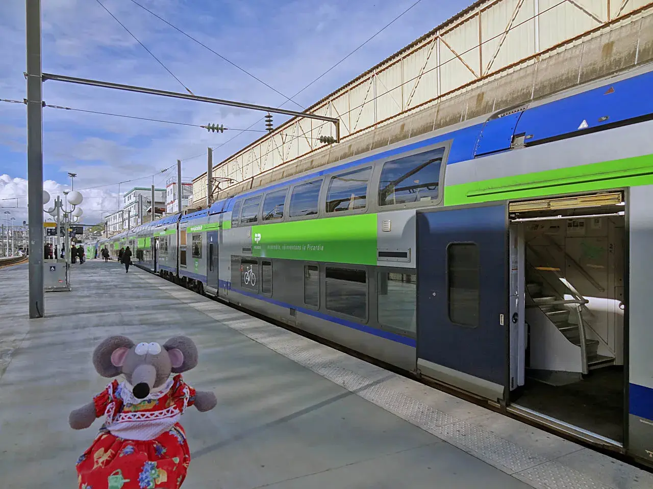 Une peluche souris attend le train pour Beauvais, à une distance raisonnable de Paris.