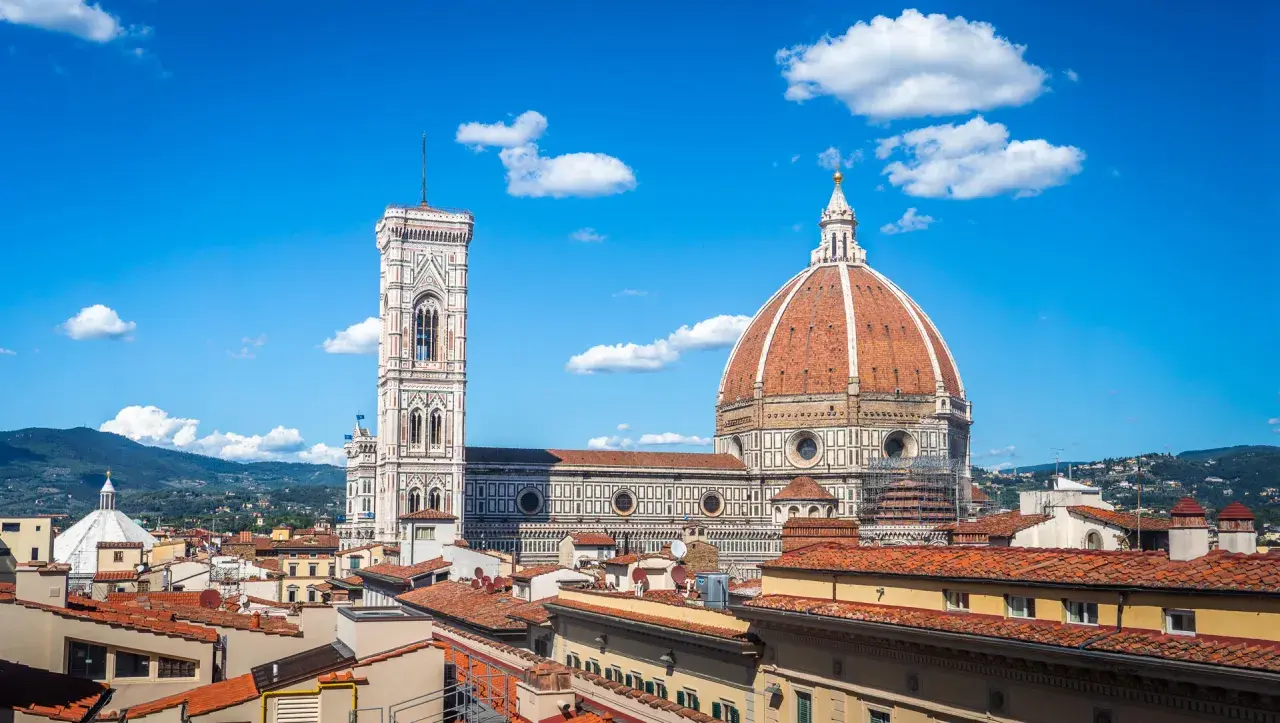 Florenz: Dom und Giottos Glockenturm unter blauem Himmel. Wie viele Tage braucht man, um diese Schönheit zu erkunden?