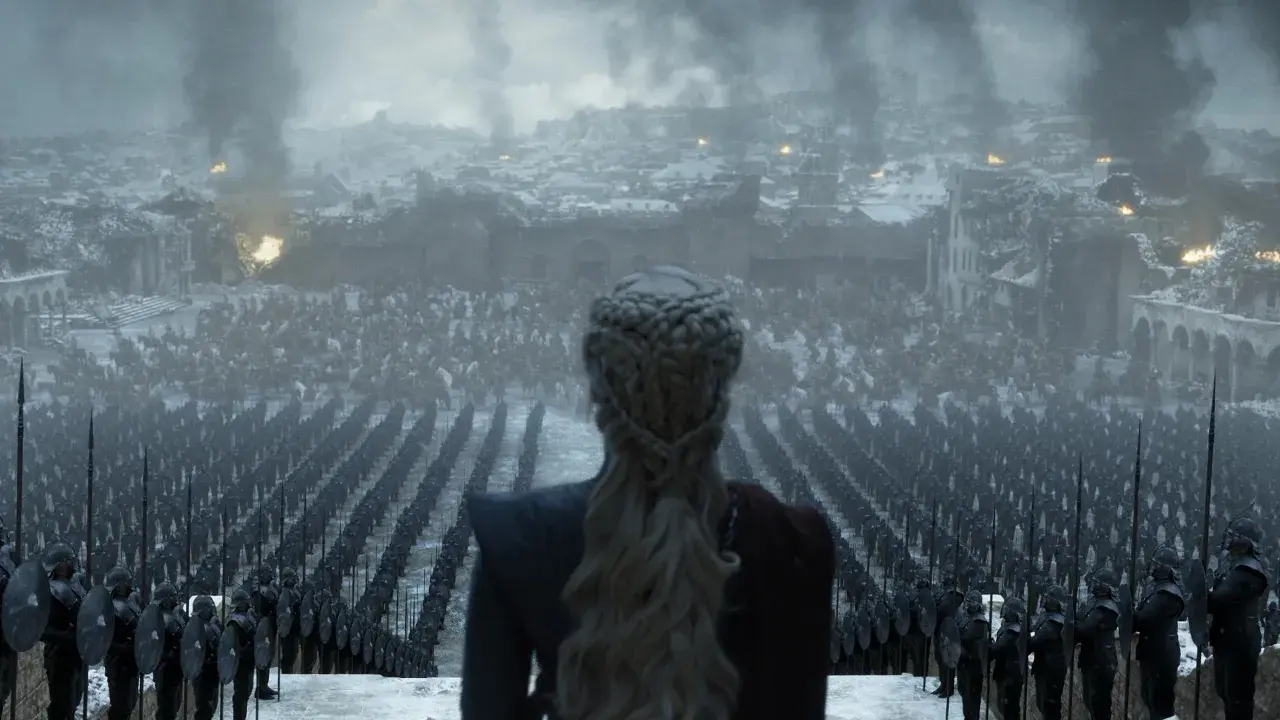 Drogon patrzy na zniszczone miasto, gdzie jego armia czeka na dalsze rozkazy. To może być zapowiedź kontynuacji gry o tron.