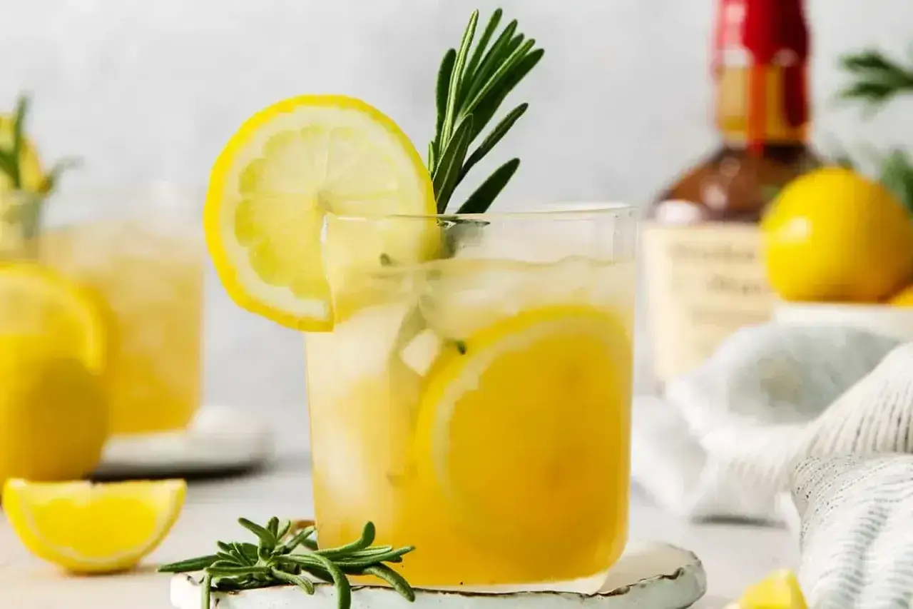 Orzeźwiający limoncello spritz z plasterkami cytryny i gałązką rozmarynu, idealny na letnie popołudnie.