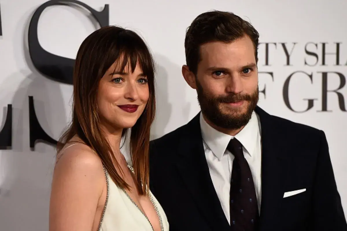 Dakota Johnson i Jamie Dornan, gwiazdy "50 twarzy Greya 4", pozują do zdjęć.