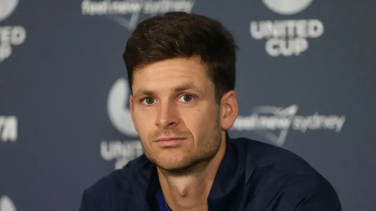 Hubert Hurkacz, tenisista, którego majątek budowany jest na sukcesach sportowych, podczas konferencji prasowej United Cup w Sydney.