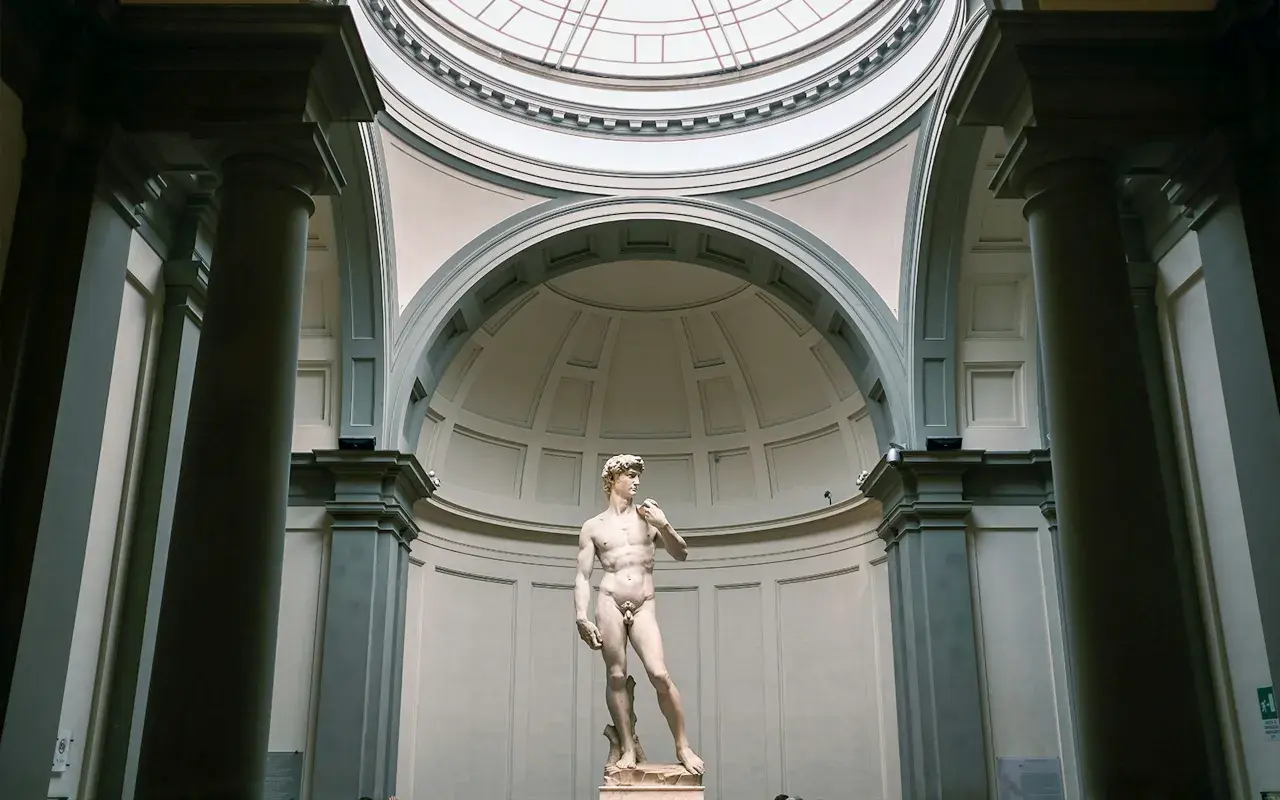 Il David di Michelangelo si trova nella Galleria dell'Accademia di Firenze, maestoso sotto la sua cupola.