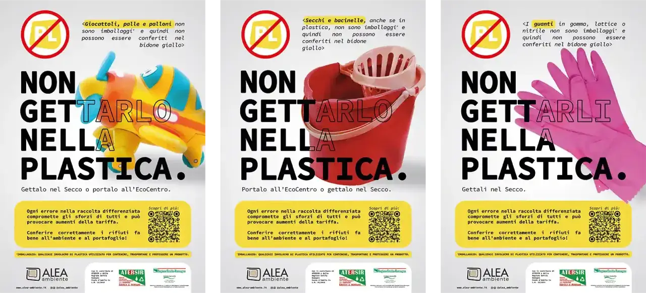 Tre poster informativi sulla raccolta differenziata: giocattoli, secchi e guanti non sono imballaggi riciclabili.