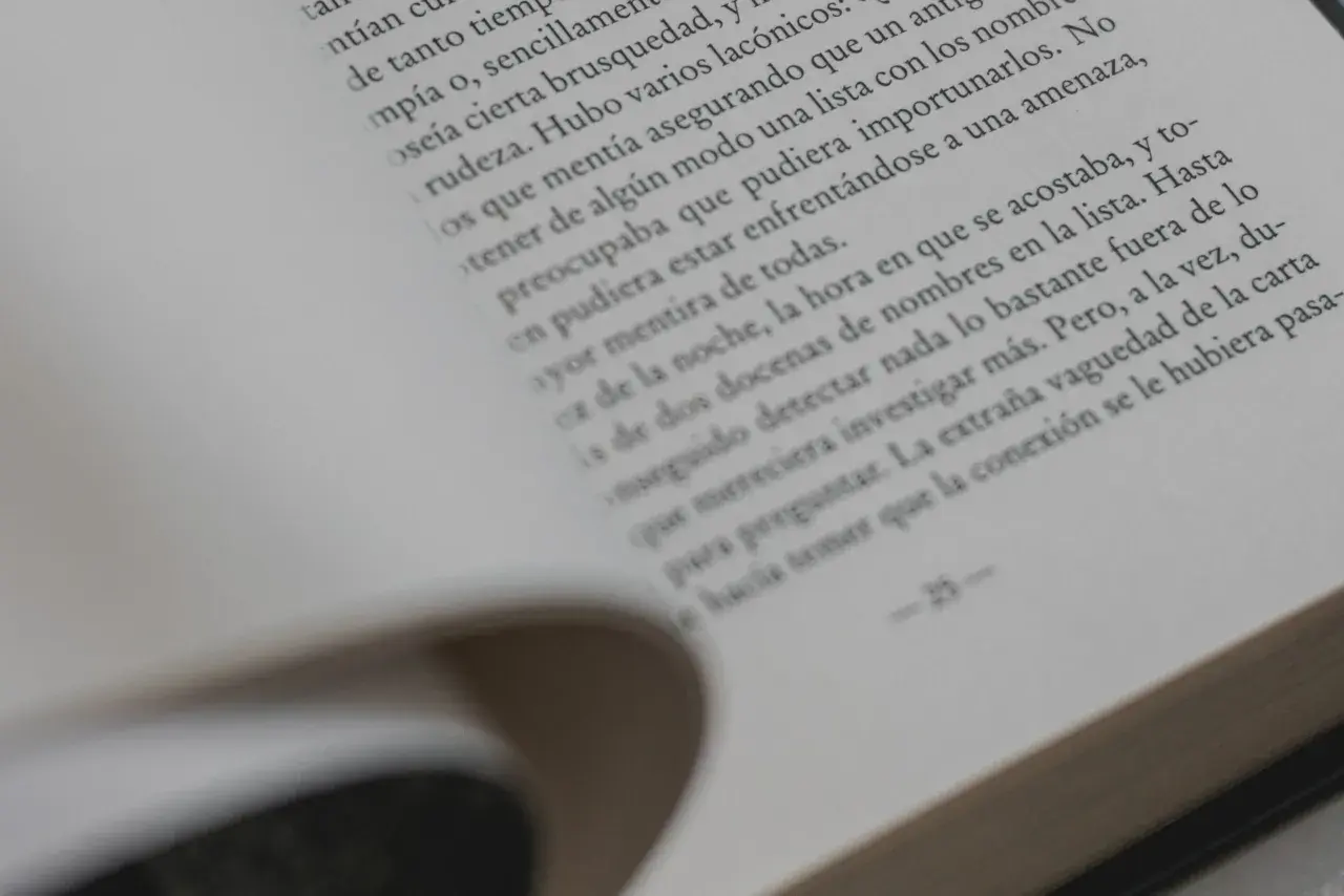 En bok med text om hur man skriver en deckare. Sidan har en sidnumrering på -25-.