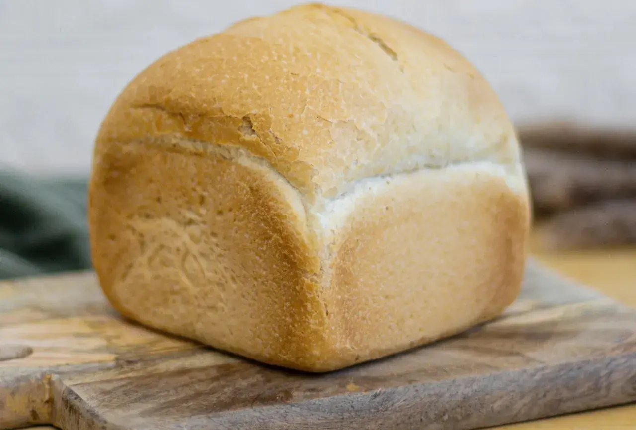Jak odświeżyć czerstwy chleb w mikrofalówce? Szybki sposób
