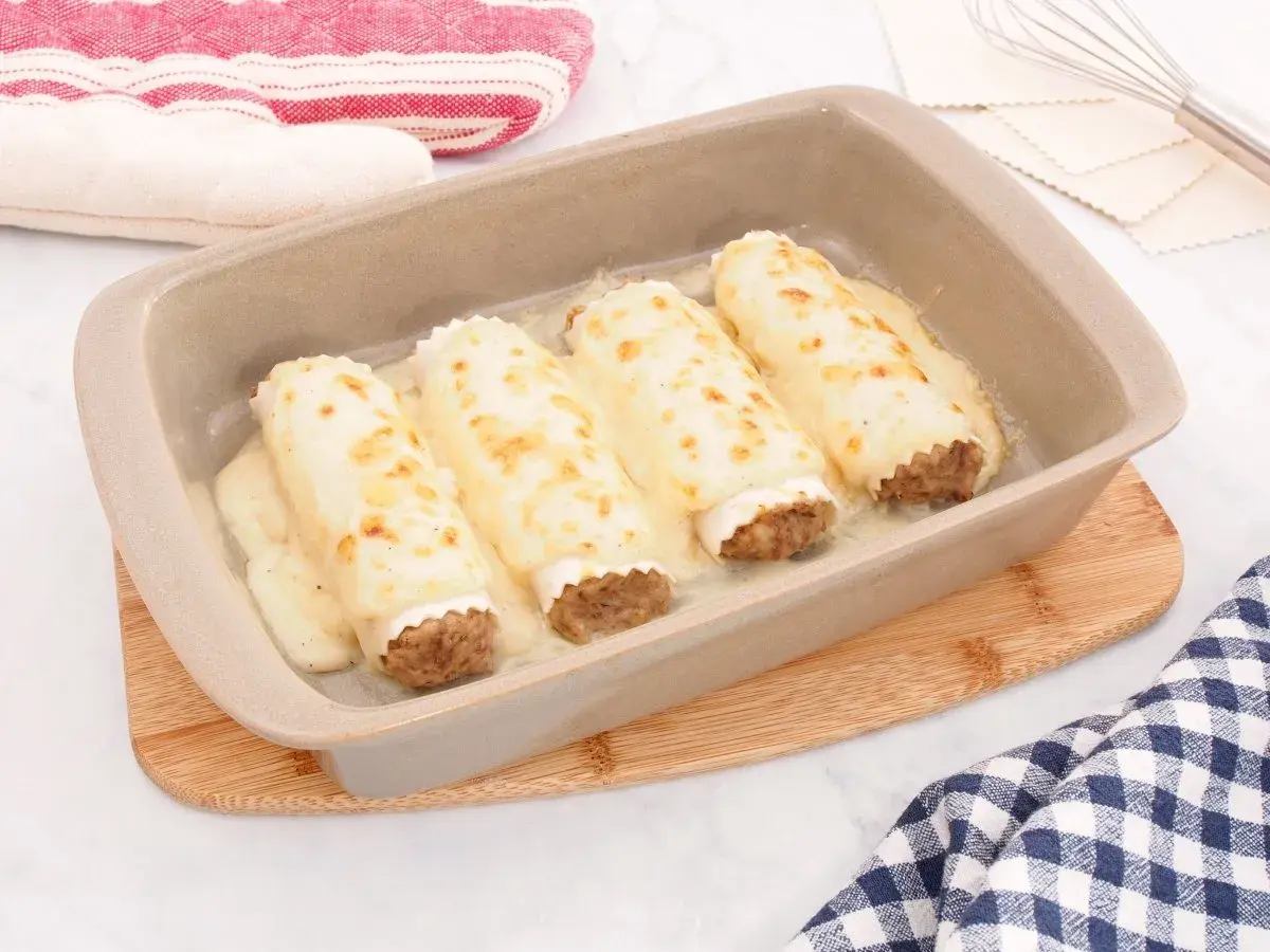 Canelones de carne receta de la abuela, dorados y gratinados en su jugo, listos para disfrutar.
