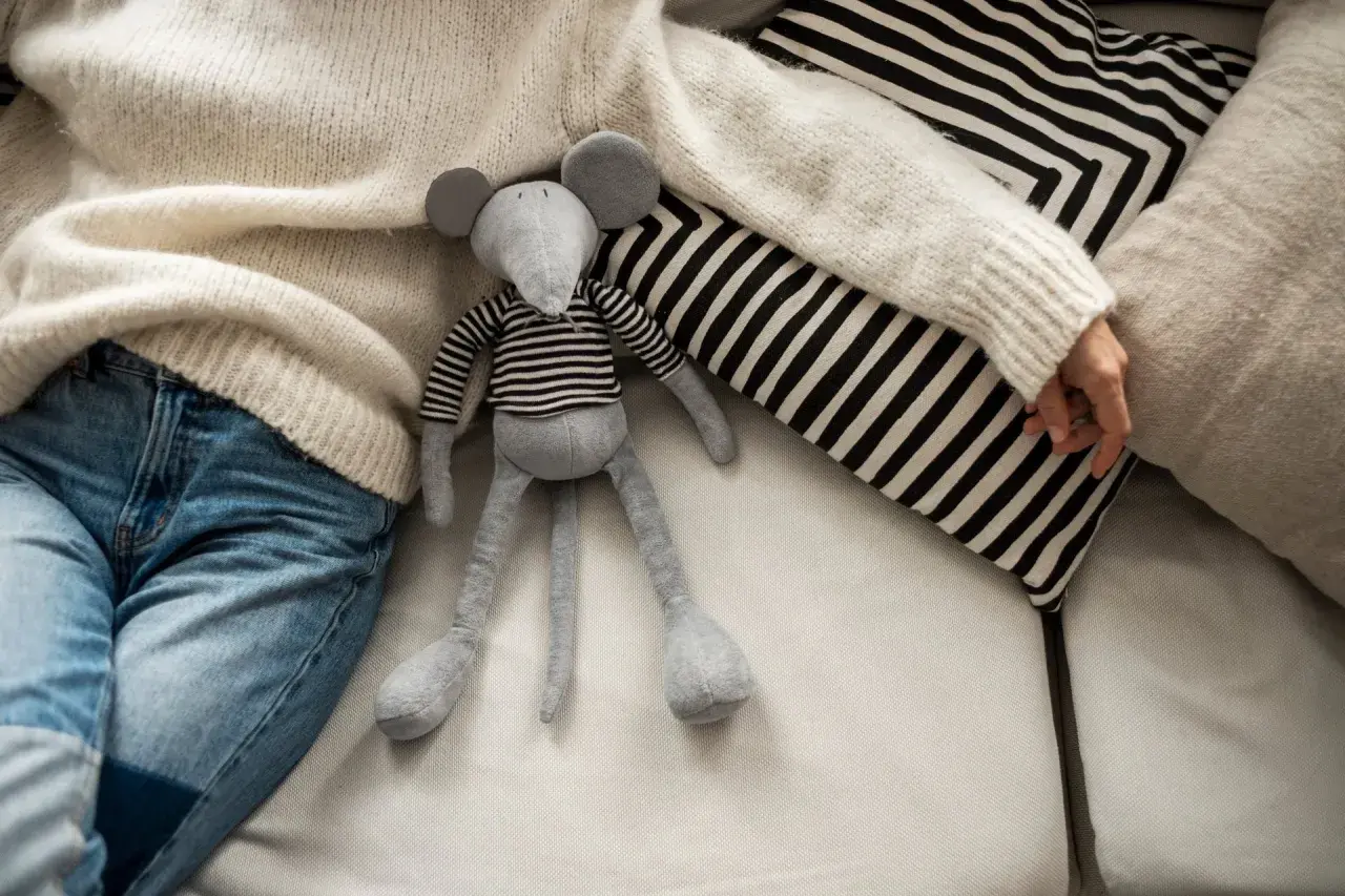 Kuscheltiere sind nicht nur für Kinder. Die Psychologie bei Erwachsenen zeigt, dass sie Trost spenden und Stress abbauen können.