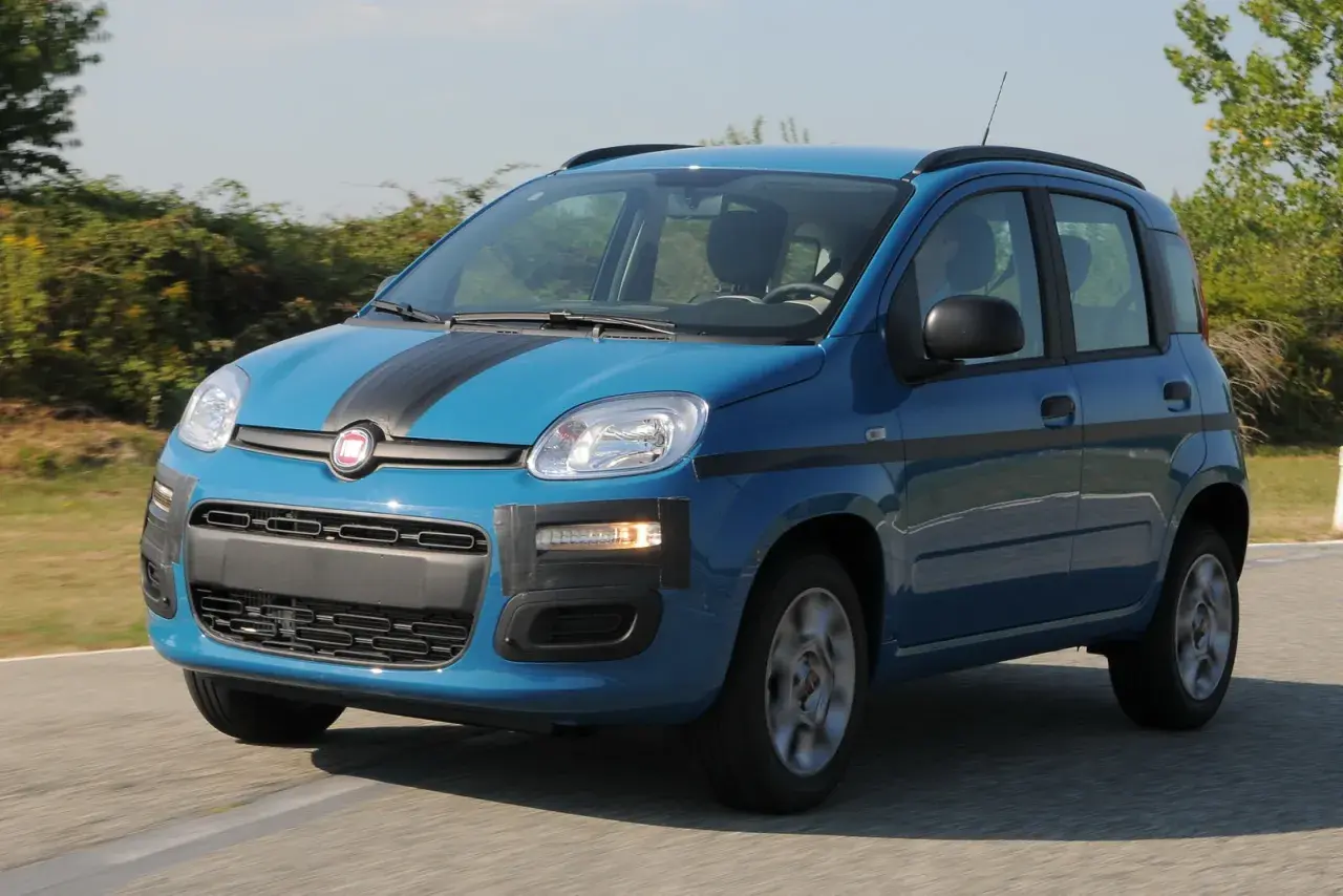 Fiat Panda Natural Power blu con strisce nere, in movimento su strada.