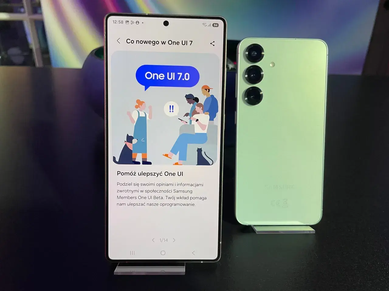 Jasny zielony Samsung obok telefonu z ekranem pokazującym "Co nowego w One UI 7.0".