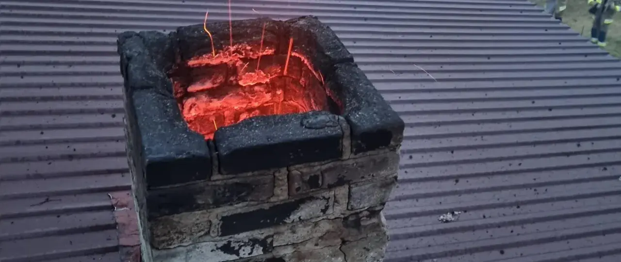 Piec rozgrzany do czerwoności, iskry lecą z komina. Pożar sadzy co robić? Wezwij straż pożarną!