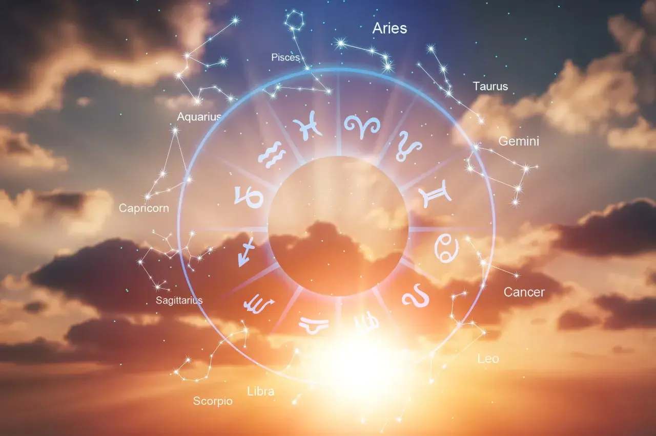 Zodiakalny krąg z konstelacjami na tle zachodzącego słońca. Czy wodnik i bliźnięta pasują do siebie?