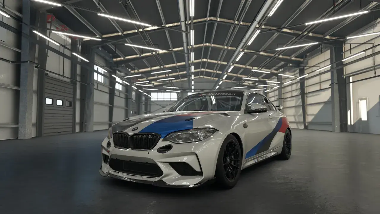 Weißer BMW M2 mit Motorsport-Lackierung in einer Garage, bereit für Assetto Corsa 2.