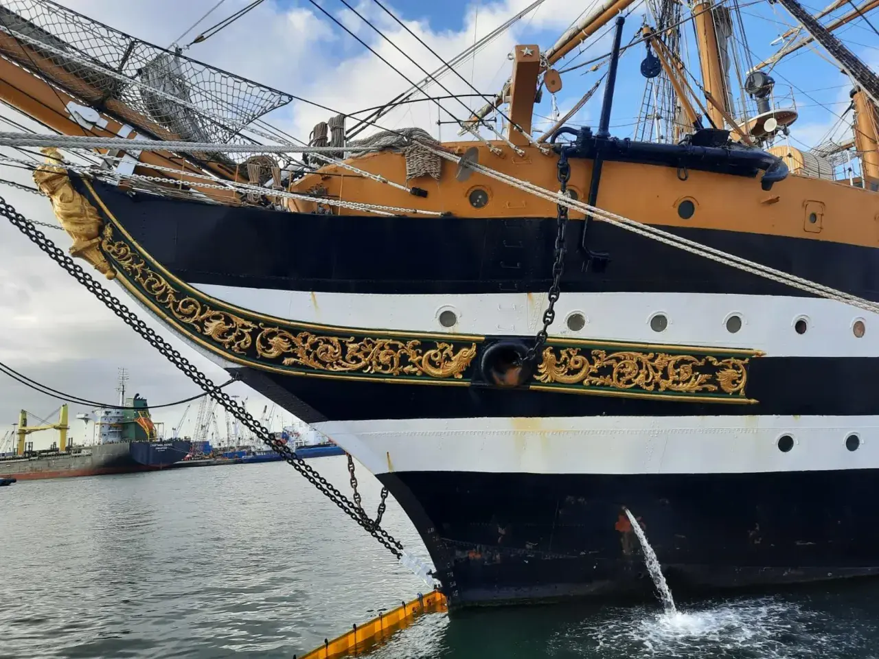 La prua ornata del veliero Amerigo Vespucci ad Ancona, con catene e decorazioni dorate.