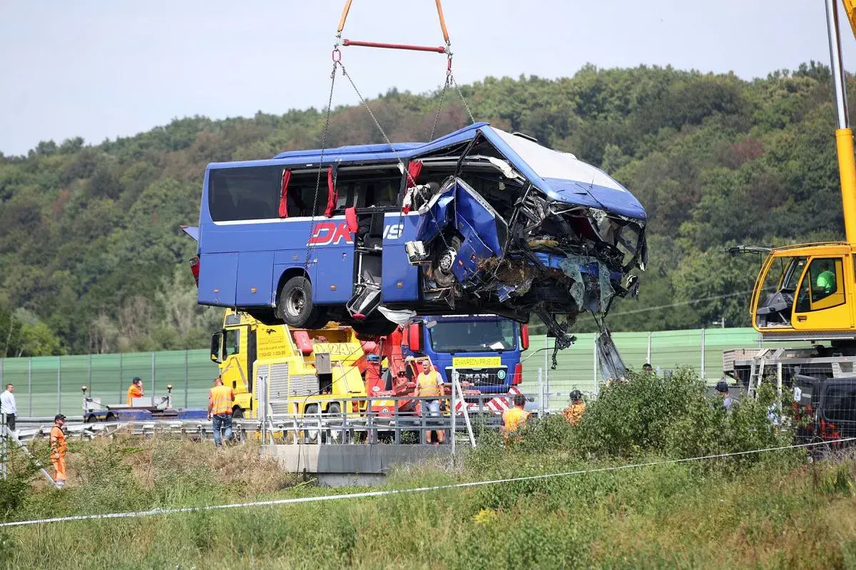 Wypadek autobusu w drodze do Medjugorie z Polski. Uszkodzony pojazd jest podnoszony przez dźwig.