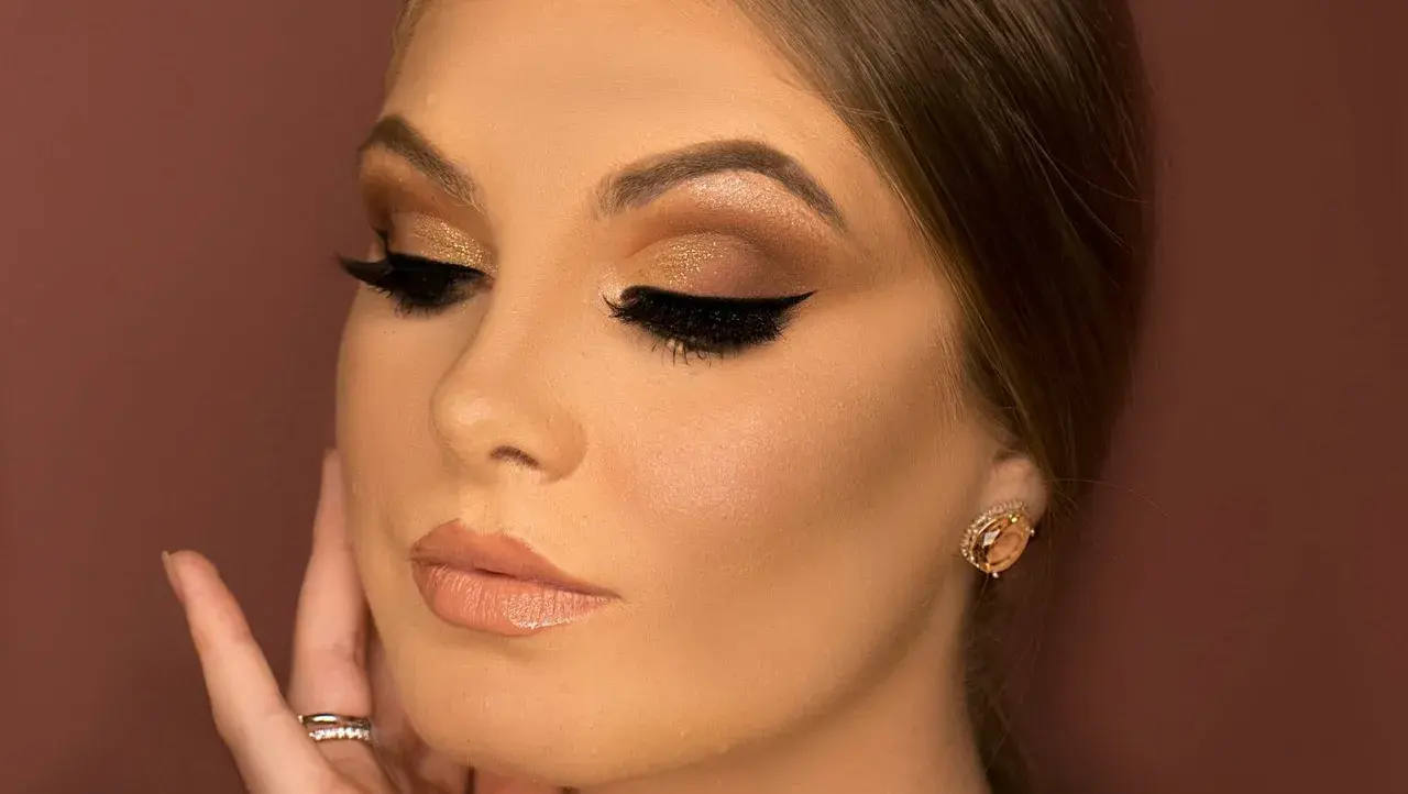 Kobieta z makijażem oczu w stylu microblading a metoda piórkowa, błyszczące powieki, kreska i sztuczne rzęsy.