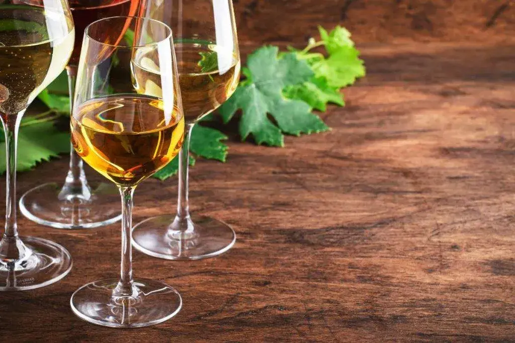 Ile kalorii ma wino? Poznaj kaloryczność każdego rodzaju trunku