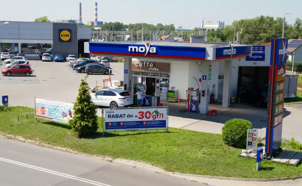Stacja paliw Moya z Caffe Moya i myjnią, obok supermarket Lidl.