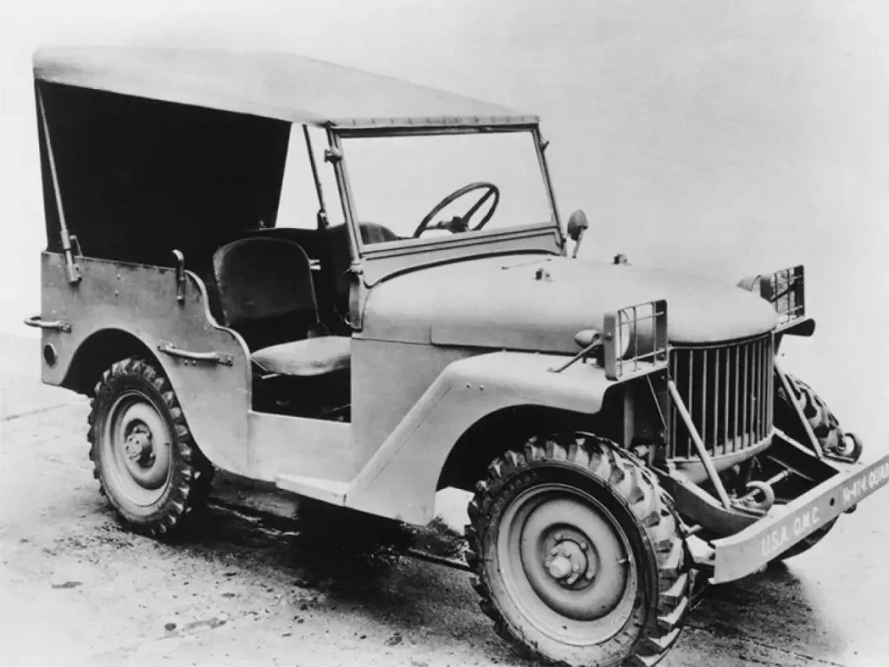 En Willys Overland-jeep från andra världskriget, med sufflett och öppen design, redo för äventyr.
