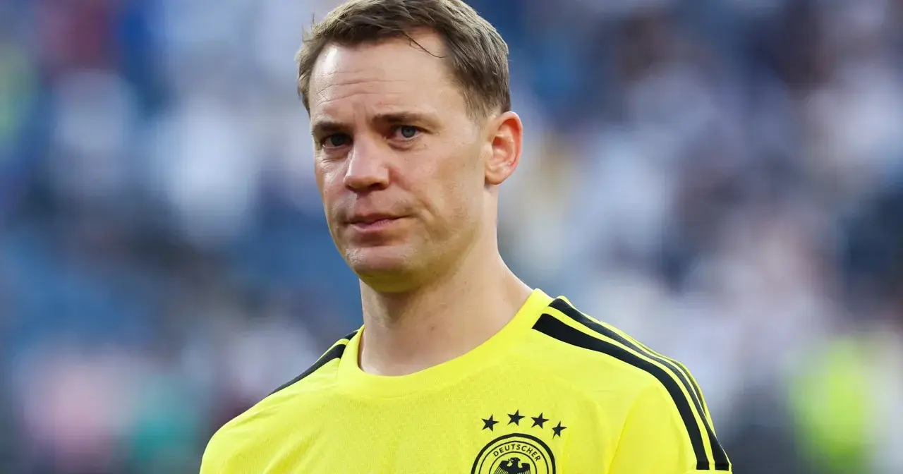 Manuel Neuer, bramkarz w żółtej koszulce z czarnymi pasami, gotowy do gry.