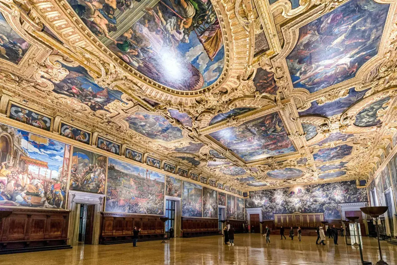 Intérieur grandiose du palais des Doges, plafonds peints et dorés racontant l'histoire de Venise. Des fresques monumentales ornent les murs et le plafond, témoins de la splendeur passée.