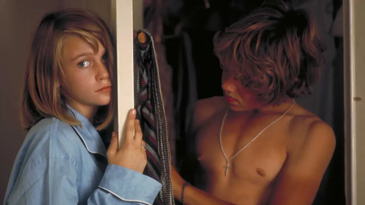 Ann-Sofie Kylin i blå pyjamas tittar mot en pojke med halsband.